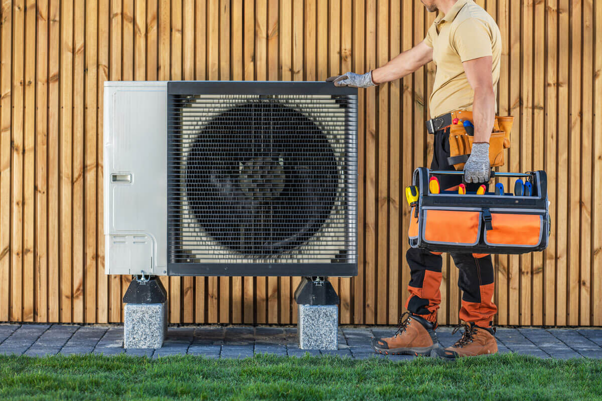 Installateur nach fertiger Montage von Wärmepumpe