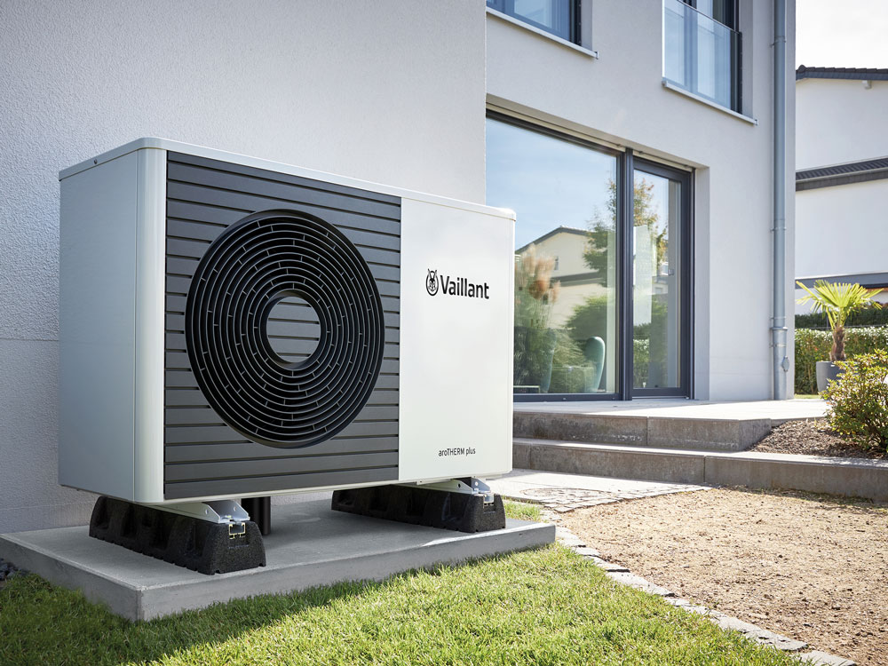 vaillant-aroTherm-plus-waermepumpe Vaillant Luft-Wasser-Wärmepumpe vor einem Einfamilienhaus